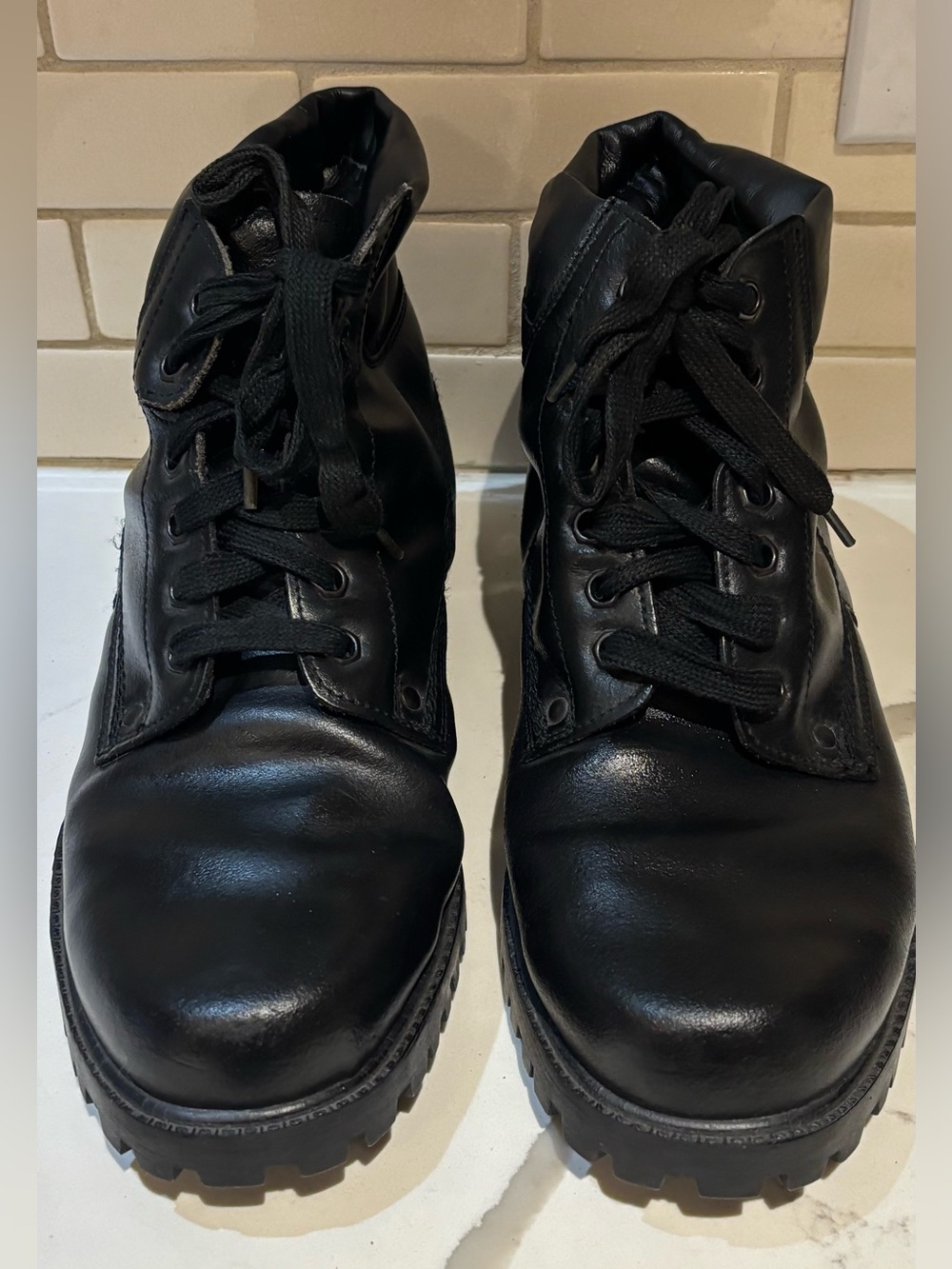 Black leather boots made in Romania size 10 lugg bottom missing insole